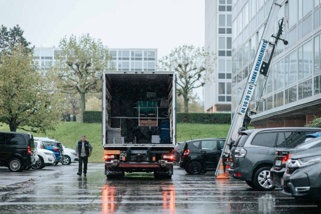 Monte-meuble de l'entreprise Léman Déménagements située à Bons-en-Chablais pour vous accompagner en France, Suisse et Europe