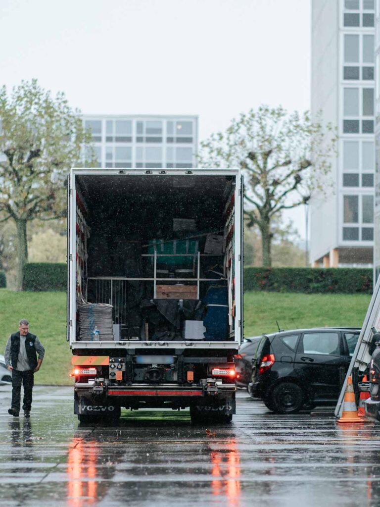 Monte-meuble de l'entreprise Léman Déménagements située à Bons-en-Chablais pour vous accompagner en France, Suisse et Europe